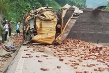 Xe chở gạch lật ngang đường, tài xế tử vong trong ca bin