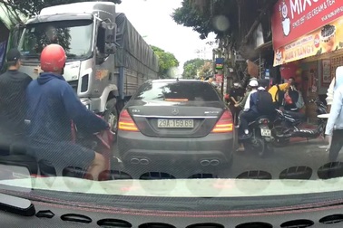 Tạt đầu xe tải để sang đường, nữ sinh thoát chết trong gang tấc