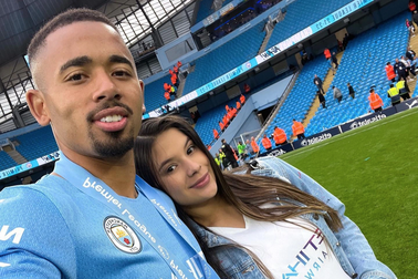 Cổ động viên Arsenal mê mẩn cô bạn gái xinh đẹp của Gabriel Jesus