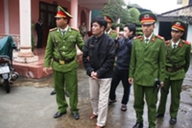 Hai cậu cháu cùng vào tù vì tội cướp tài sản