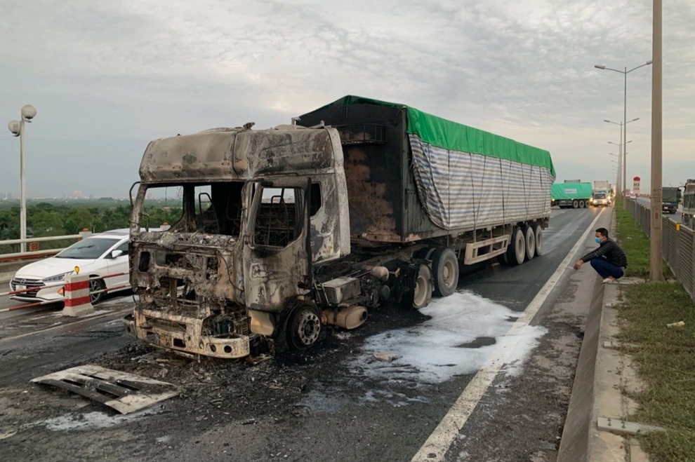 Xe đầu kéo bốc cháy trên cầu Thanh Trì, giao thông ùn tắc cục bộ - 3