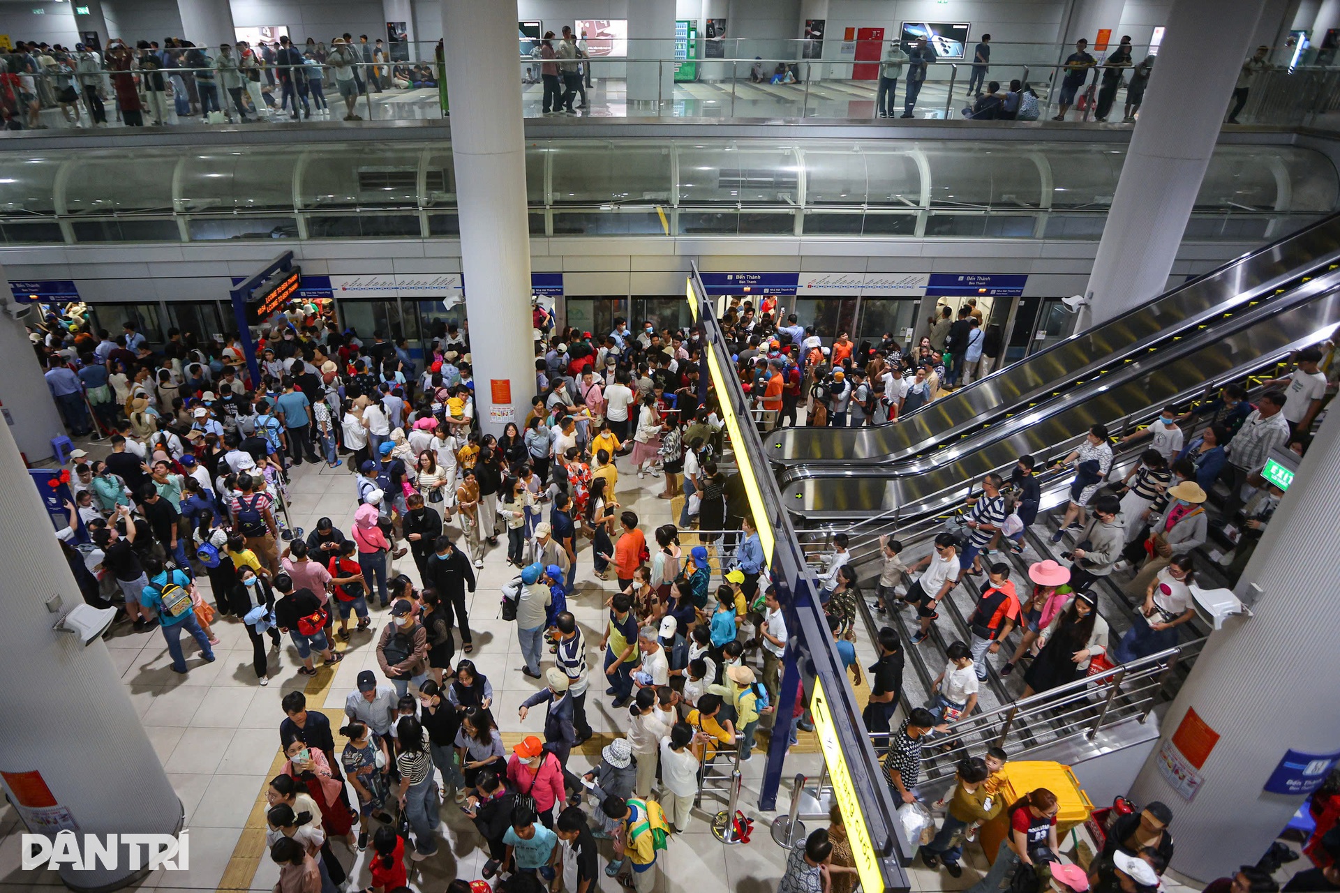 Hành khách chờ cả tiếng vẫn chưa lên được Metro số 1 - 1 Hành khách chờ cả tiếng vẫn chưa lên được Metro số 1 - 1