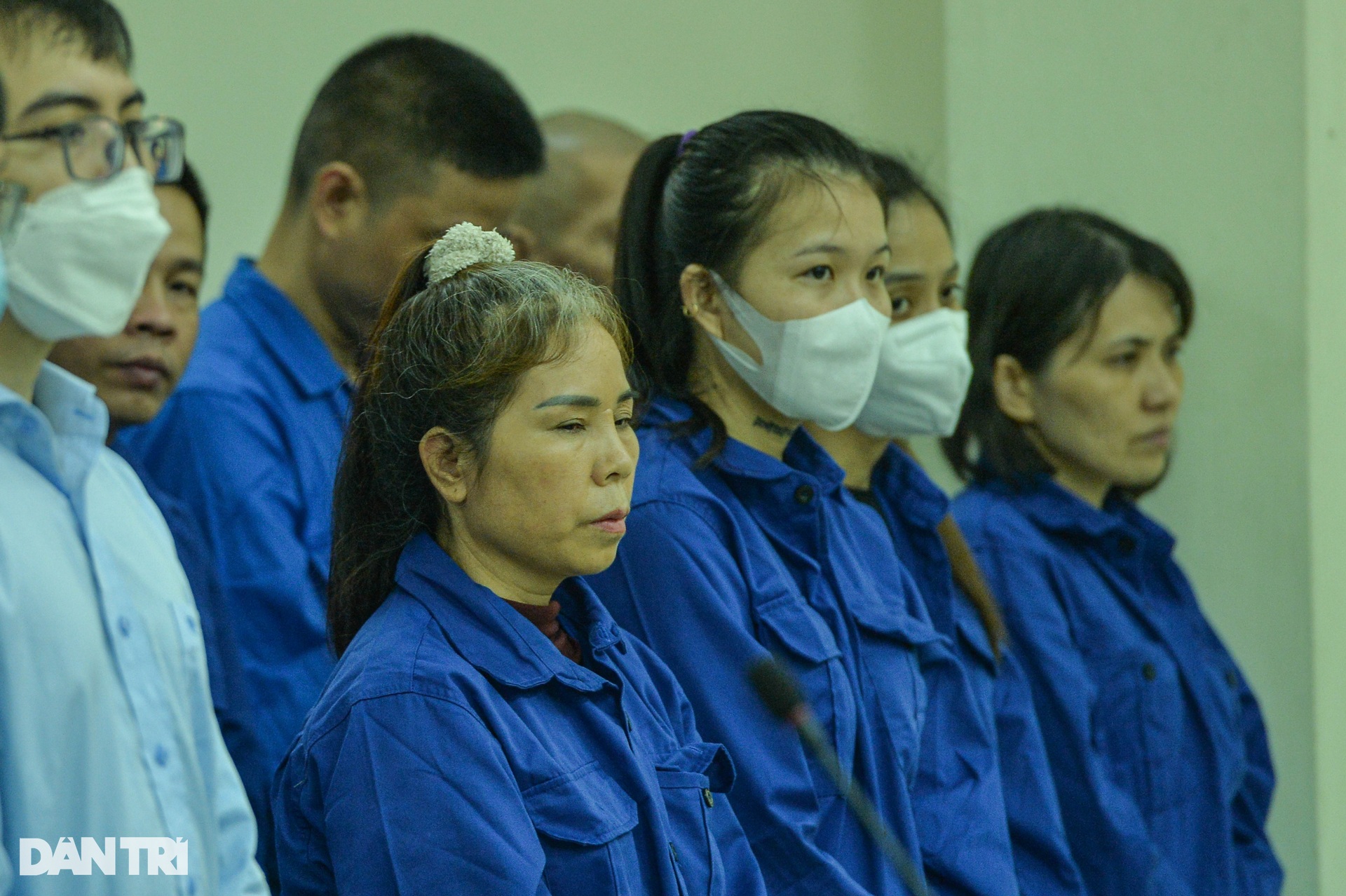 Xử đường dây đánh bạc nghìn tỷ: Người thân bị cáo ôm hàng rào sắt ngóng tin - 6 Xử đường dây đánh bạc nghìn tỷ: Người thân bị cáo ôm hàng rào sắt ngóng tin - 6