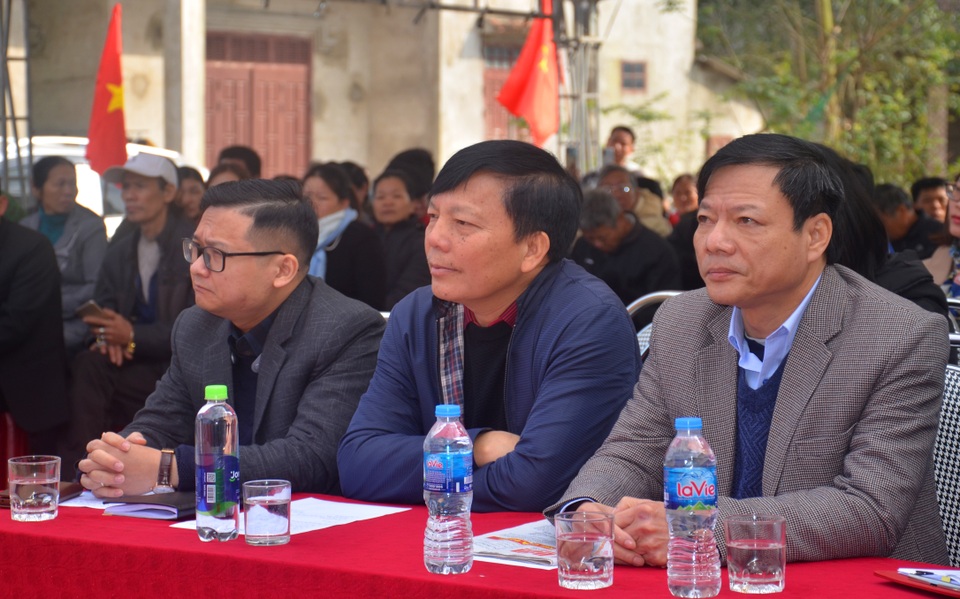 Người dân vùng rốn lũ vui mừng khánh thành xóm nhà phao cứu sinh - 2 Người dân vùng rốn lũ vui mừng khánh thành xóm nhà phao cứu sinh - 2