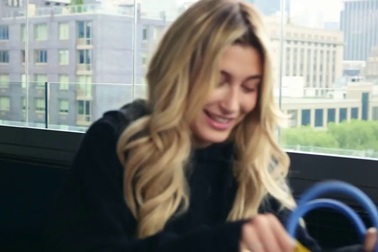 Khám túi Hailey Baldwin