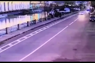 Xe cần cẩu cỡ đại đâm xuyên hàng rào, "lộn cổ" xuống sông