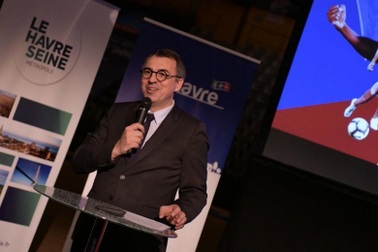 Thị trưởng Pháp mất chức vì gửi ảnh "nóng" cho bạn gái