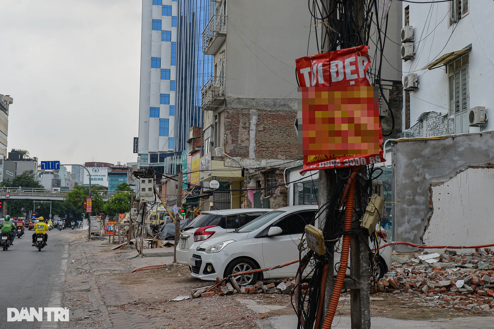 Cột điện, trạm biến áp ở Hà Nội bị quảng cáo, rao vặt bức tử - 10 Cột điện, trạm biến áp ở Hà Nội bị quảng cáo, rao vặt bức tử - 10