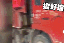 Trung Quốc: Chủ nhà hàng chi 100 triệu đồng thuê 12 xe tải chắn siêu bão