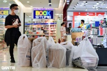 Lỉnh kỉnh túi lớn túi bé "săn sale" Black Friday, hóa đơn chục triệu đồng