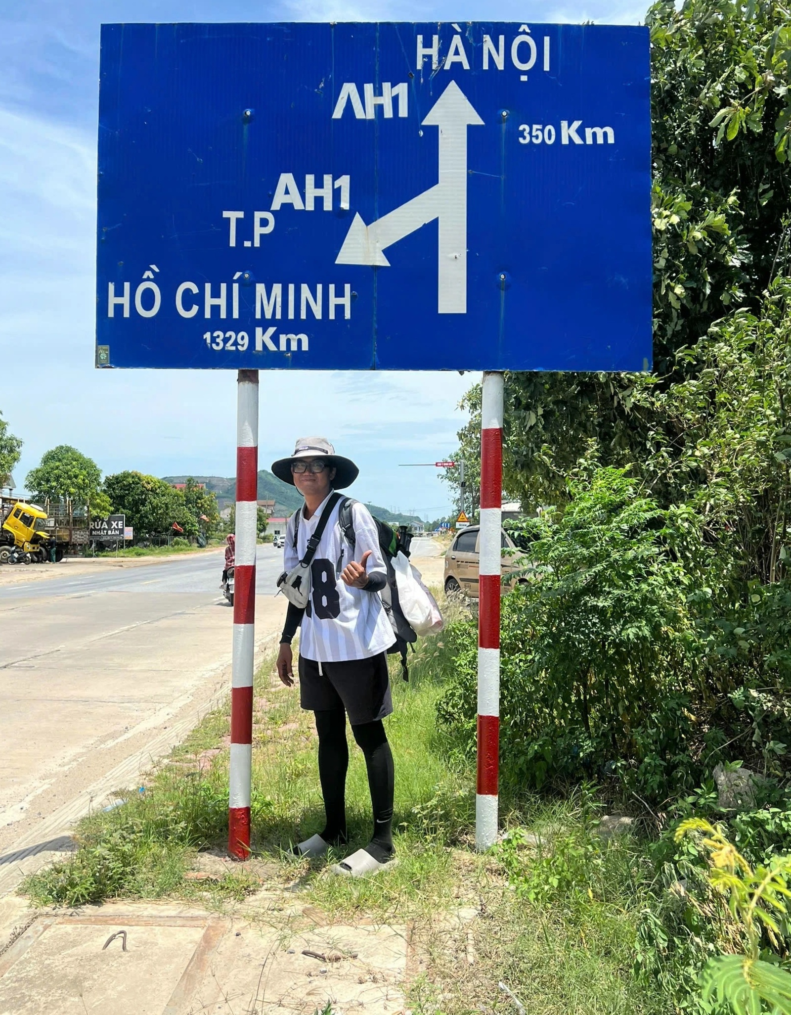 Đôi bạn đi bộ 1.500km từ TPHCM ra Hà Nội dự lễ Quốc khánh - 3