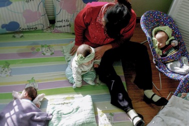 Giọt nước mắt của bảo mẫu làm việc tại trại trẻ mồ côi