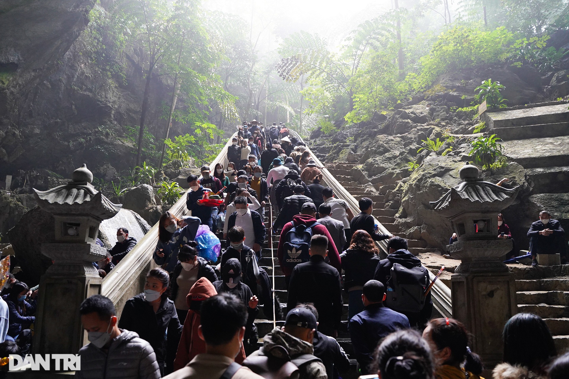 Hàng vạn người đội mưa trẩy hội chùa Hương ngày chính thức mở cửa trở lại - 7