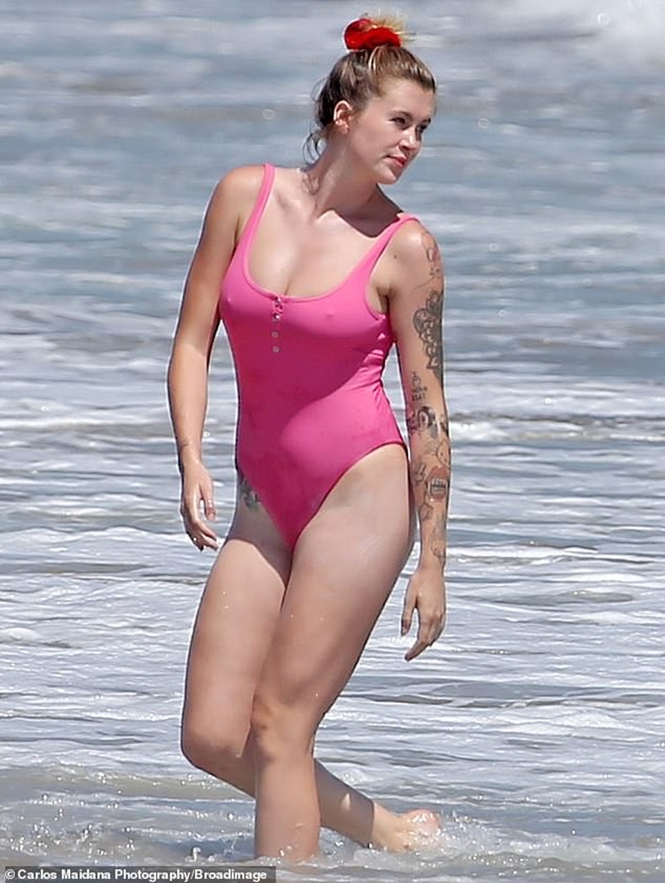 Ireland Baldwin rực rỡ với áo tắm màu hồng - 3 Ireland Baldwin rực rỡ với áo tắm màu hồng - 3