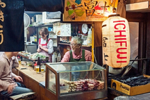 "Hẻm nước tiểu" sực nức mùi thơm đồ ăn độc đáo ở Nhật Bản