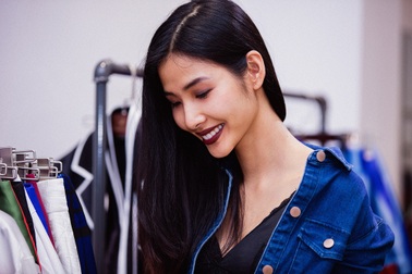 Hoàng Thùy trở thành sinh viên thiết kế thời trang