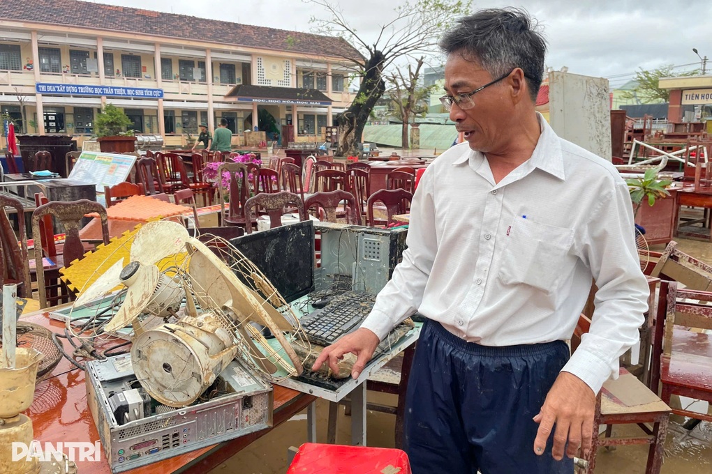 Trường học ngổn ngang sau bão, trong lớp có cả rắn - 3 Trường học ngổn ngang sau bão, trong lớp có cả rắn - 3