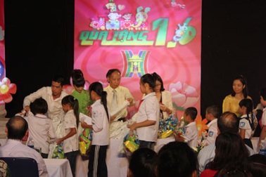 Huy động hơn 220 triệu đồng giúp các em học sinh nghèo vượt khó