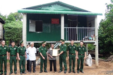 Bàn giao “Mái ấm tình thương biên giới” cho các gia đình chính sách