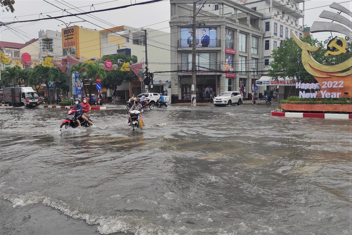 Mưa trái mùa hơn 3 giờ, đường phố xứ công tử Bạc Liêu biến thành sông - 3 Mưa trái mùa hơn 3 giờ, đường phố xứ công tử Bạc Liêu biến thành sông - 3