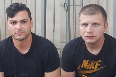 Tạm giữ 2 người nước ngoài sử dụng thẻ ATM giả rút tiền