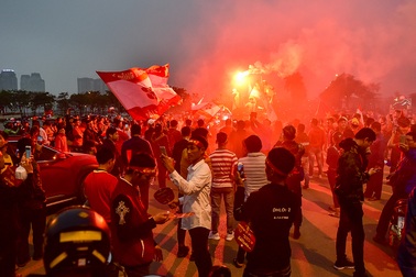 CĐV đốt pháo sáng cổ vũ trước trận U23 Việt Nam - U23 Thái Lan