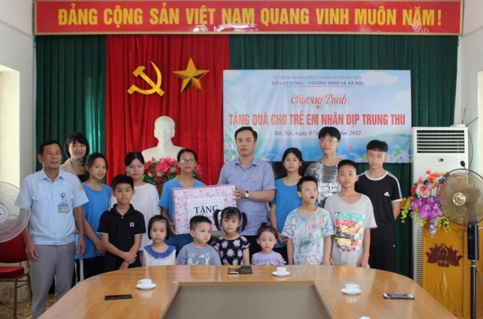 Phó Giám đốc Sở LĐ-TB&XH Hà Nội Nguyễn Hồng Dân tặng quà cho trẻ em tại Trung tâm Bảo trợ xã hội 1.