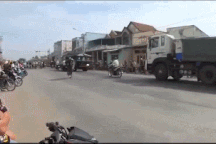 Thanh niên “trổ tài”  bốc đầu xe máy và cái kết “xứng đáng”