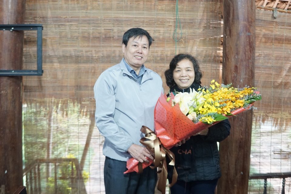 Cựu học sinh ngành y dược về trường cũ khám bệnh, tri ân thầy cô giáo - 4 Cựu học sinh ngành y dược về trường cũ khám bệnh, tri ân thầy cô giáo - 4
