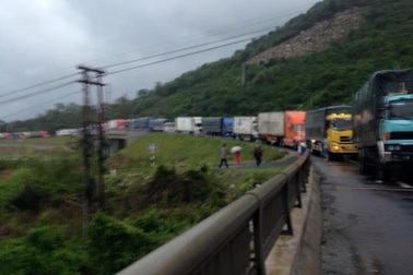 Sạt lở đất đá trên đèo Cả, quốc lộ 1 ùn tắc nghiêm trọng