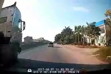 Tránh xe máy, xe con lao vào đầu xe container