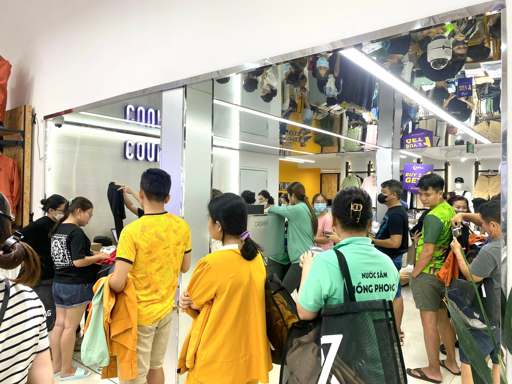 Couple TX mở sale giữa đêm, thu hút nhiều khách hàng mua sắm - 4 Couple TX mở sale giữa đêm, thu hút nhiều khách hàng mua sắm - 4