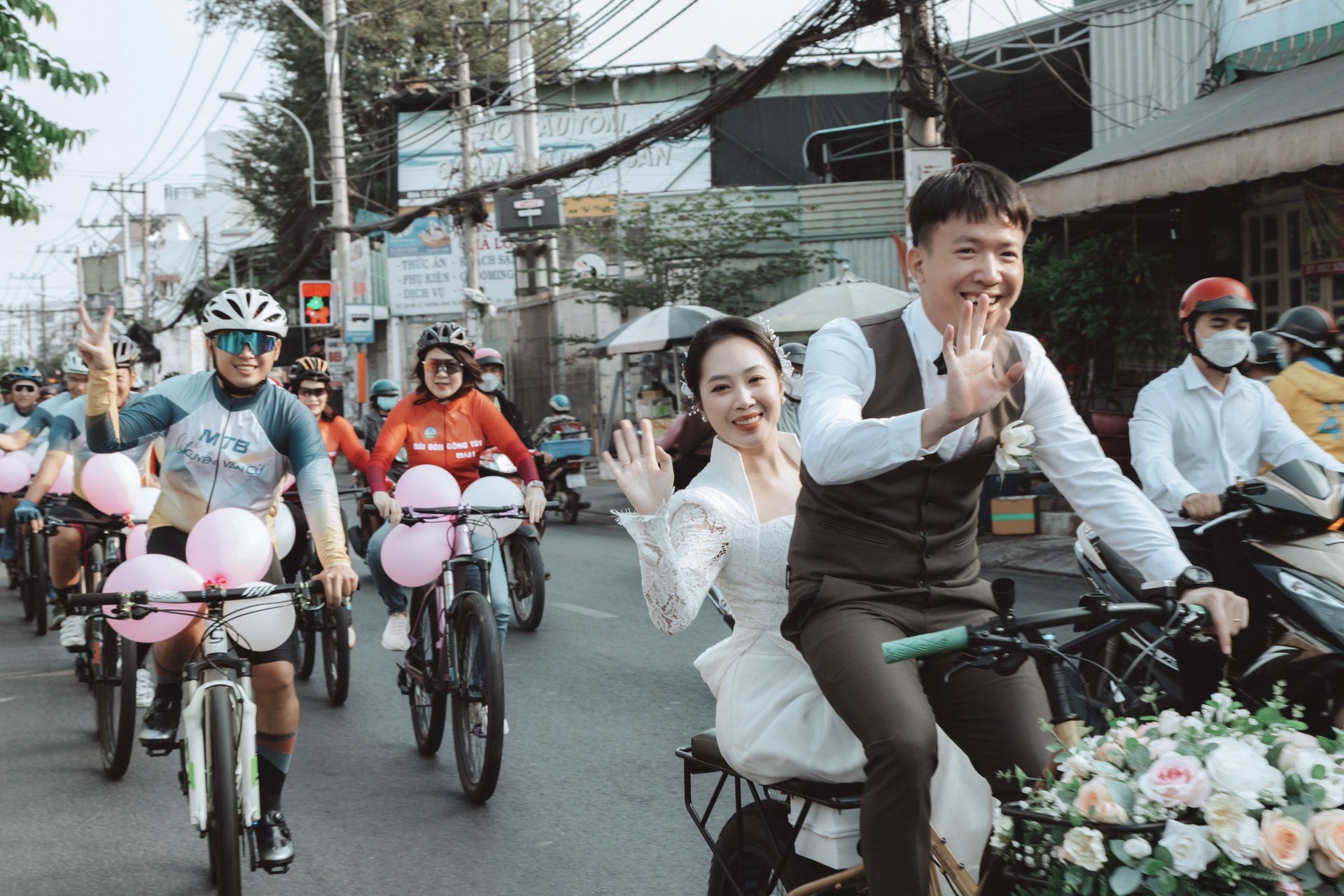 Nghiền đạp xe, chàng trai TPHCM cưới được vợ xinh đẹp, rước dâu bằng xe đạp - 11