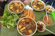 Hà Nội: Ăn bún riêu thấy hạt nhãn trong bát, khách bức xúc thái độ của quán