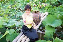 Bằng lăng tím, cánh sen hồng hút giới trẻ Hà thành ngày đầu Hè