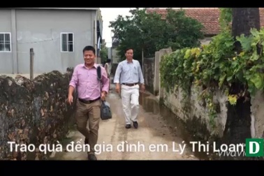 Trao quà đến cháu bé 15 tháng tuổi bị tim bẩm sinh.