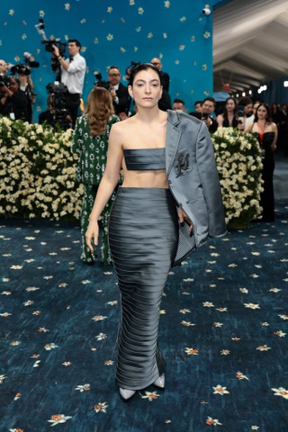 Kim Kardashian gây sốc khi vào top nghệ sĩ mặc "thảm họa" tại Met Gala - 7