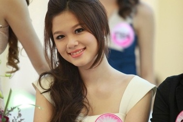 Rực rỡ sắc màu thời trang dự tiệc của Miss Teen