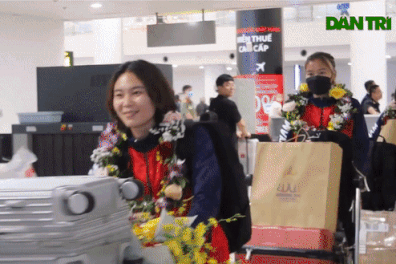 Người hâm mộ chờ nhiều giờ đồng hồ, quây kín tuyển nữ Việt Nam khi về nước