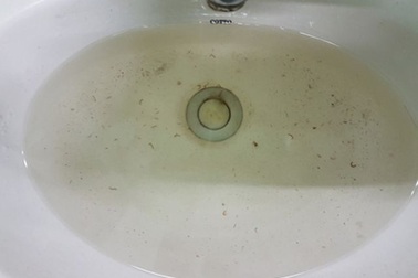 Mất tiền mua nước sạch, dân nhận nước… siêu bẩn