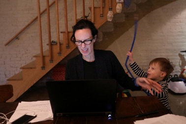 Mỹ: 50 triệu cha mẹ khủng hoảng nếu công sở mở lại trước trường học