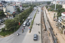 Thay bờ đê đất bằng tường chắn, đường Âu Cơ được mở rộng từ 2 lên 4 làn xe