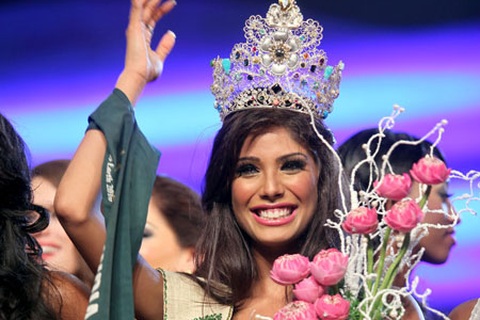 Hình ảnh phút đăng quang Hoa hậu Trái đất 2010