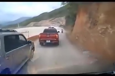 Ô tô suýt gặp nạn vì tài xế vượt ẩu ở đoạn đường đang thi công