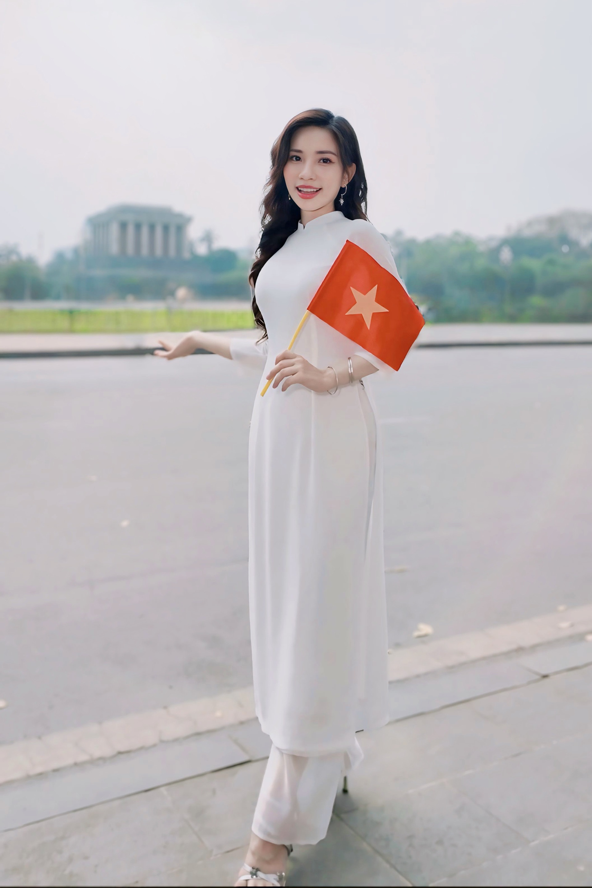 Á khôi Mivi Diễm Anh diện áo dài rực rỡ, tự hào mừng đại lễ 30/4 - 3 Á khôi Mivi Diễm Anh diện áo dài rực rỡ, tự hào mừng đại lễ 30/4 - 3