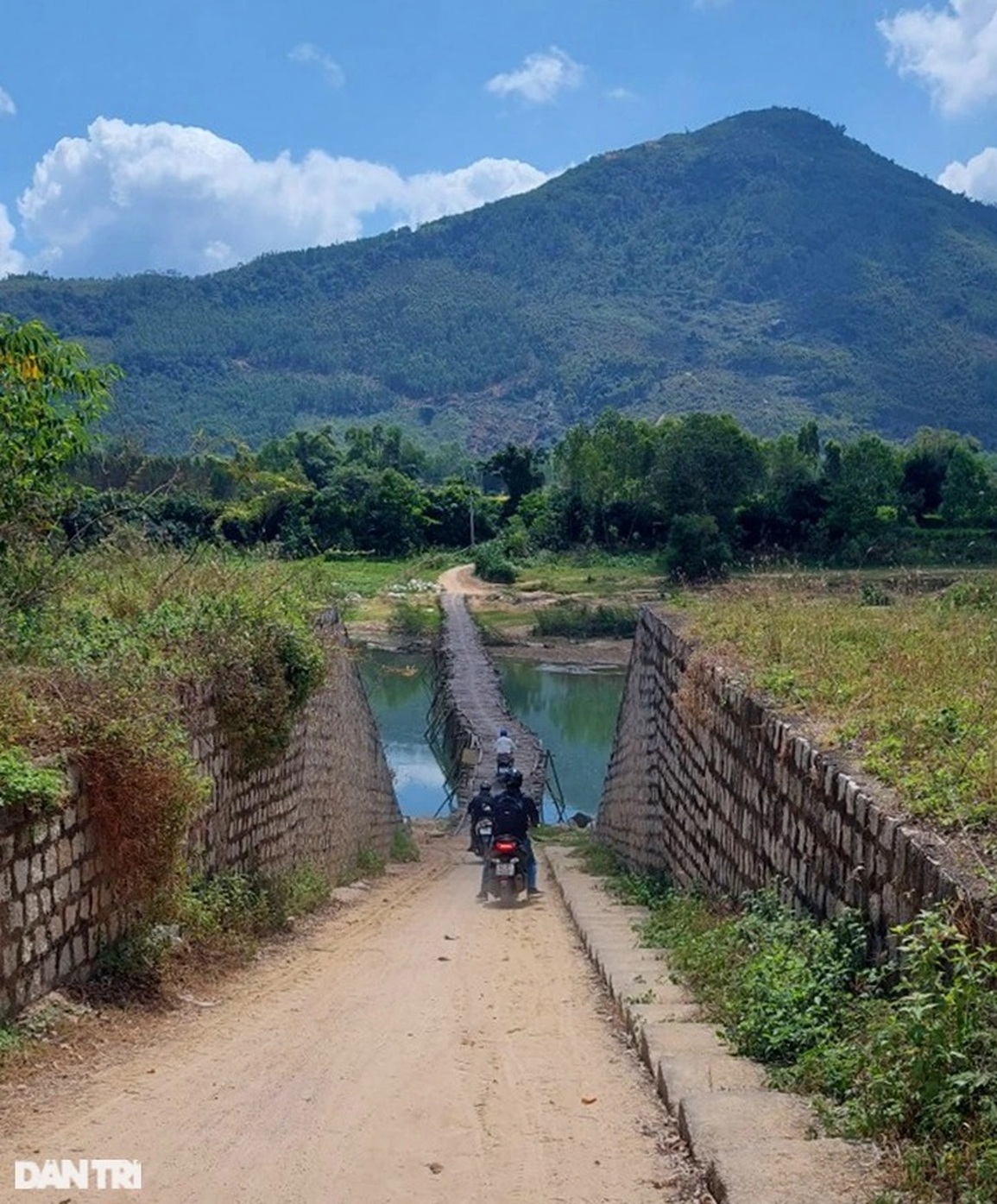 Nín thở lưu thông trên cây cầu tạm bắc qua sông Hà Thanh - 8 Nín thở lưu thông trên cây cầu tạm bắc qua sông Hà Thanh - 8