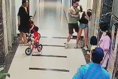 Người đàn ông xăm trổ đánh cô gái tại chung cư ở Hà Nội