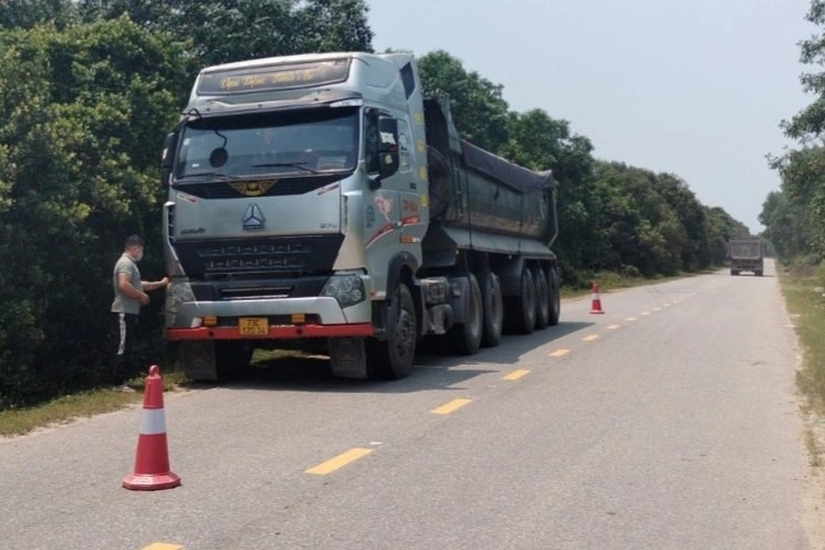 Bị phạt gần nửa tỷ đồng, tước giấy phép lái xe vì chở quá tải - 2 Bị phạt gần nửa tỷ đồng, tước giấy phép lái xe vì chở quá tải - 2
