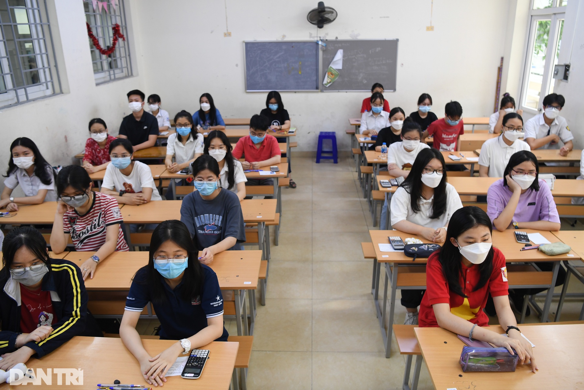 Thí sinh một mình một phòng ở kỳ thi căng thẳng vào lớp 10 trường chuyên HN - 17 Thí sinh một mình một phòng ở kỳ thi căng thẳng vào lớp 10 trường chuyên HN - 17