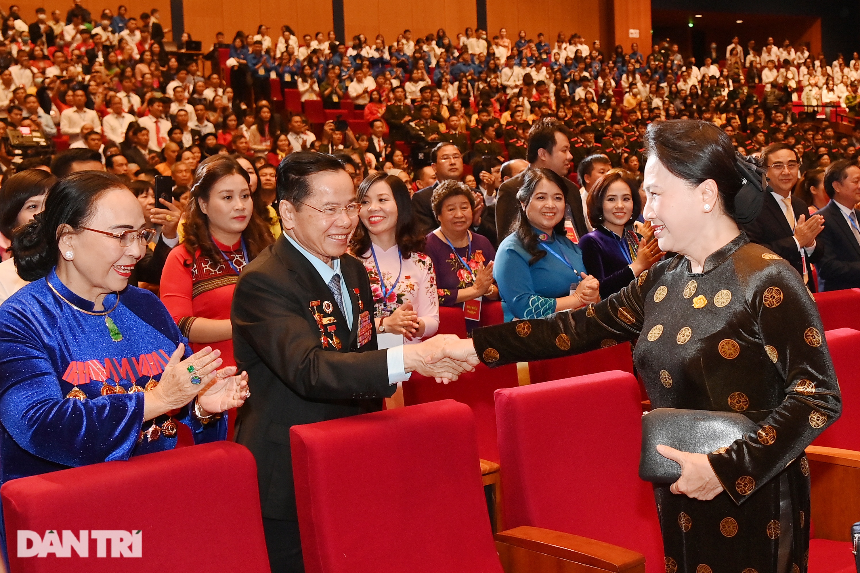 Tôn vinh những ông Bụt, bà Tiên giữa đời thường - 13 Tôn vinh những ông Bụt, bà Tiên giữa đời thường - 13